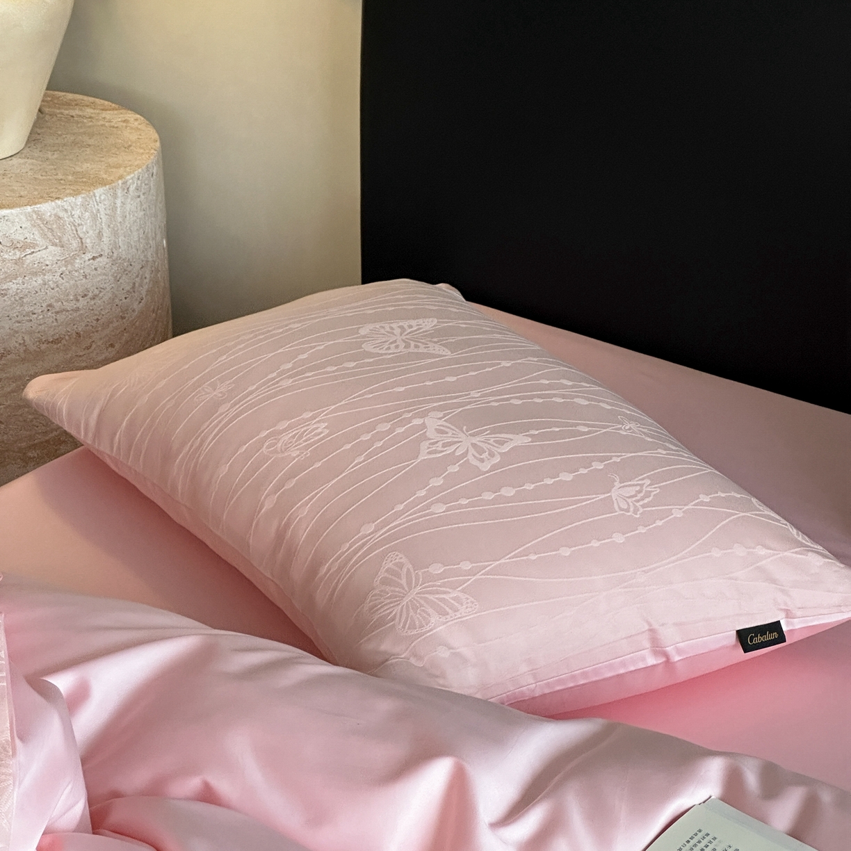 91家纺网 家纺一手货源 找家纺 卡巴伦家纺 2026新款全棉纯棉厚织提花四件套 梦幻福蝶-粉