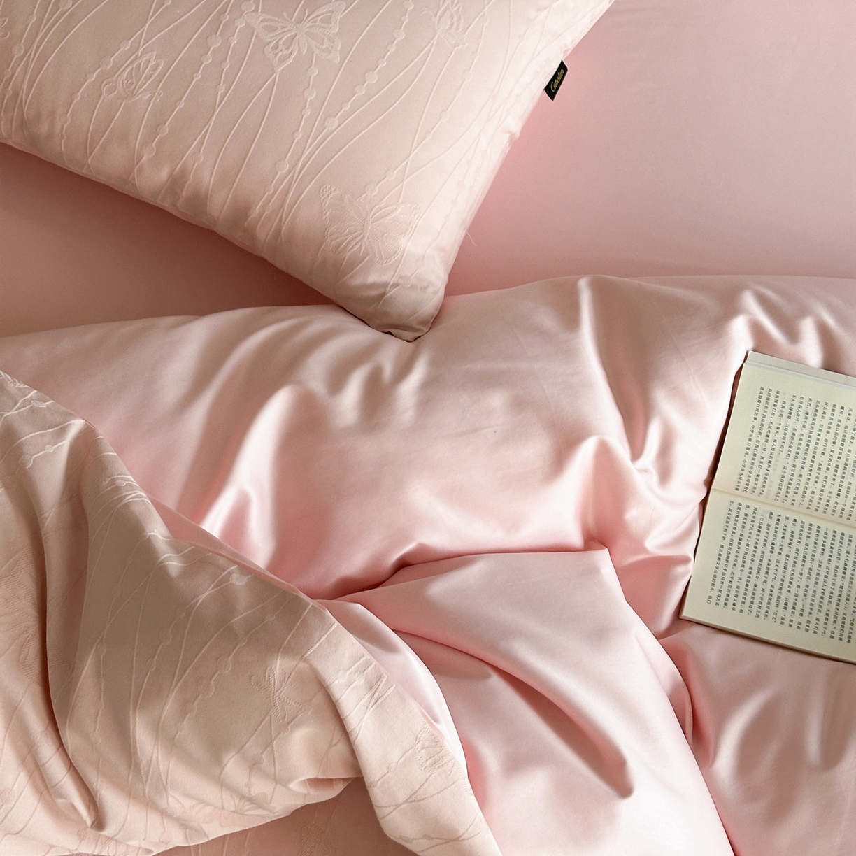 91家纺网 家纺一手货源 找家纺 卡巴伦家纺 2026新款全棉纯棉厚织提花四件套 梦幻福蝶-粉