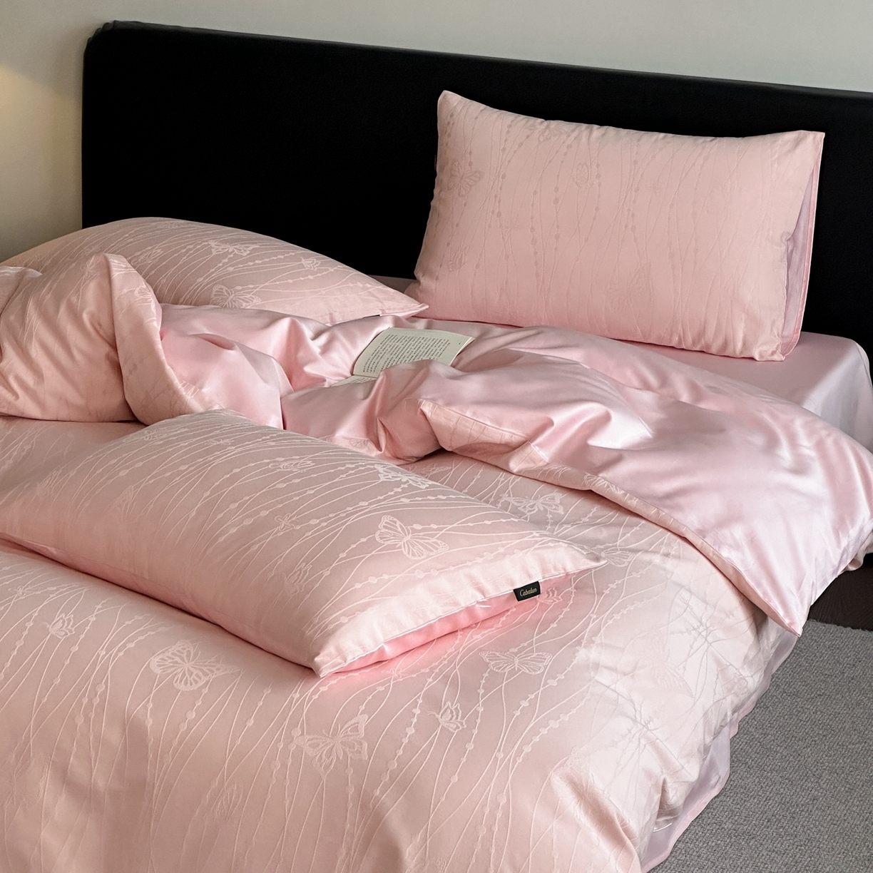 91家纺网 家纺一手货源 找家纺 卡巴伦家纺 2026新款全棉纯棉厚织提花四件套 梦幻福蝶-粉