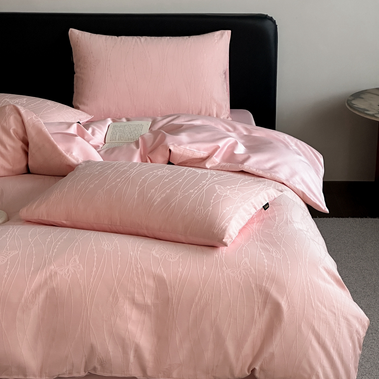 91家纺网 家纺一手货源 找家纺 卡巴伦家纺 2026新款全棉纯棉厚织提花四件套 梦幻福蝶-粉