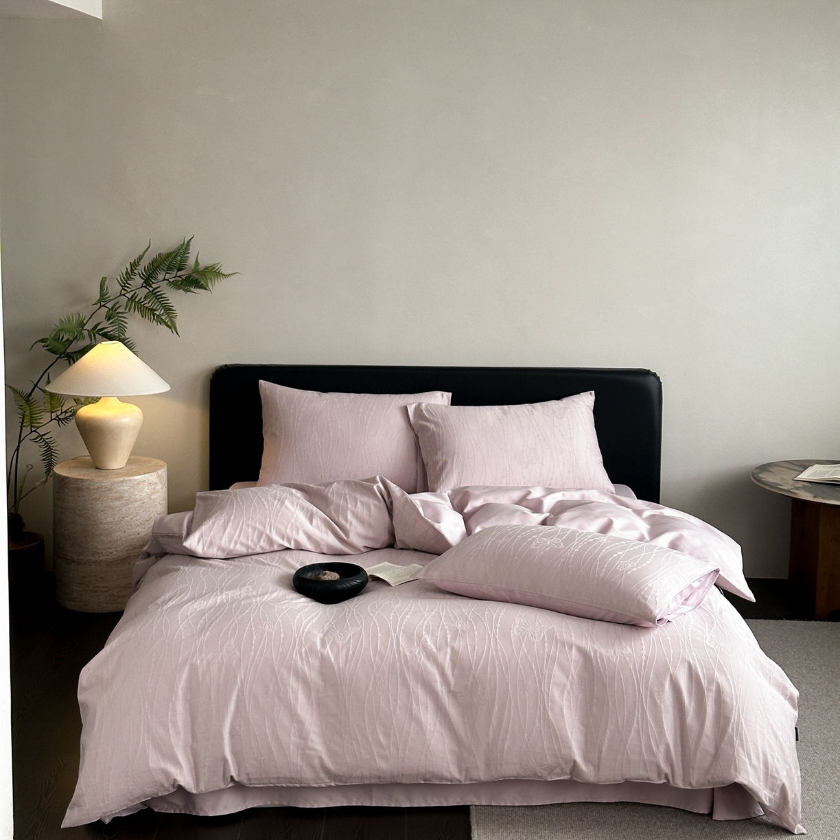 91家纺网 家纺一手货源 找家纺 卡巴伦家纺 2026新款全棉纯棉厚织提花四件套 梦幻福蝶-浪漫紫