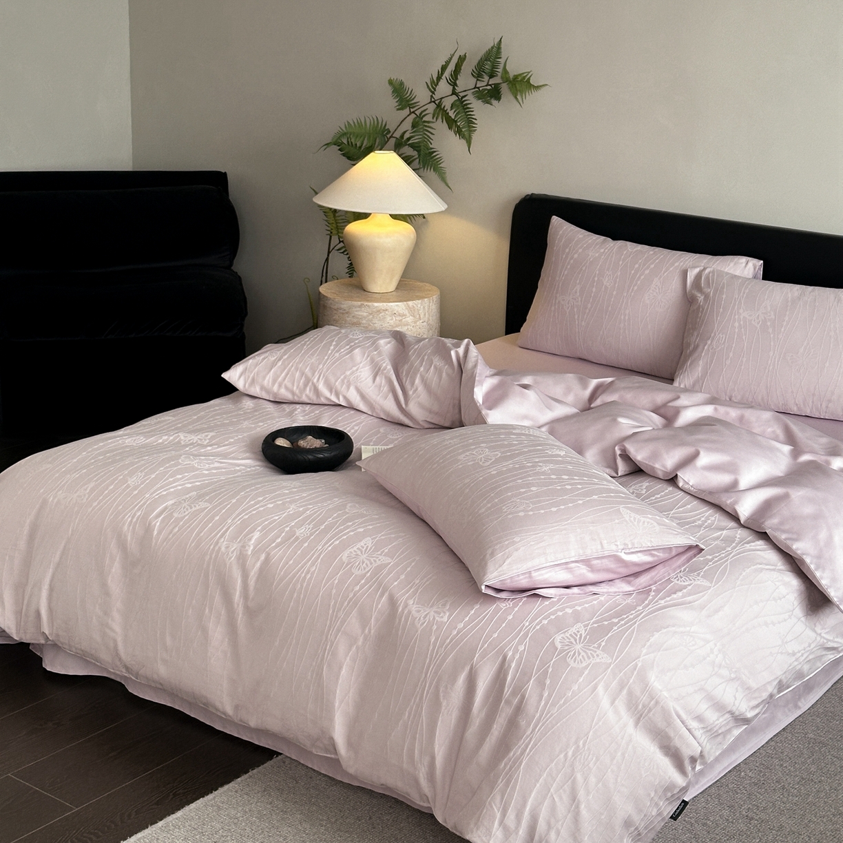 91家纺网 家纺一手货源 找家纺 卡巴伦家纺 2026新款全棉纯棉厚织提花四件套 梦幻福蝶-浪漫紫