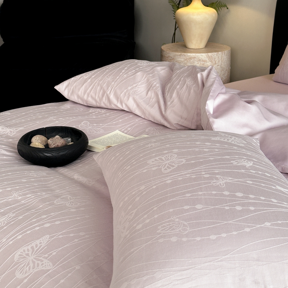 91家纺网 家纺一手货源 找家纺 卡巴伦家纺 2026新款全棉纯棉厚织提花四件套 梦幻福蝶-浪漫紫