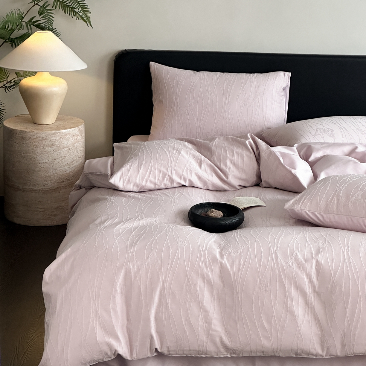 91家纺网 家纺一手货源 找家纺 卡巴伦家纺 2026新款全棉纯棉厚织提花四件套 梦幻福蝶-浪漫紫