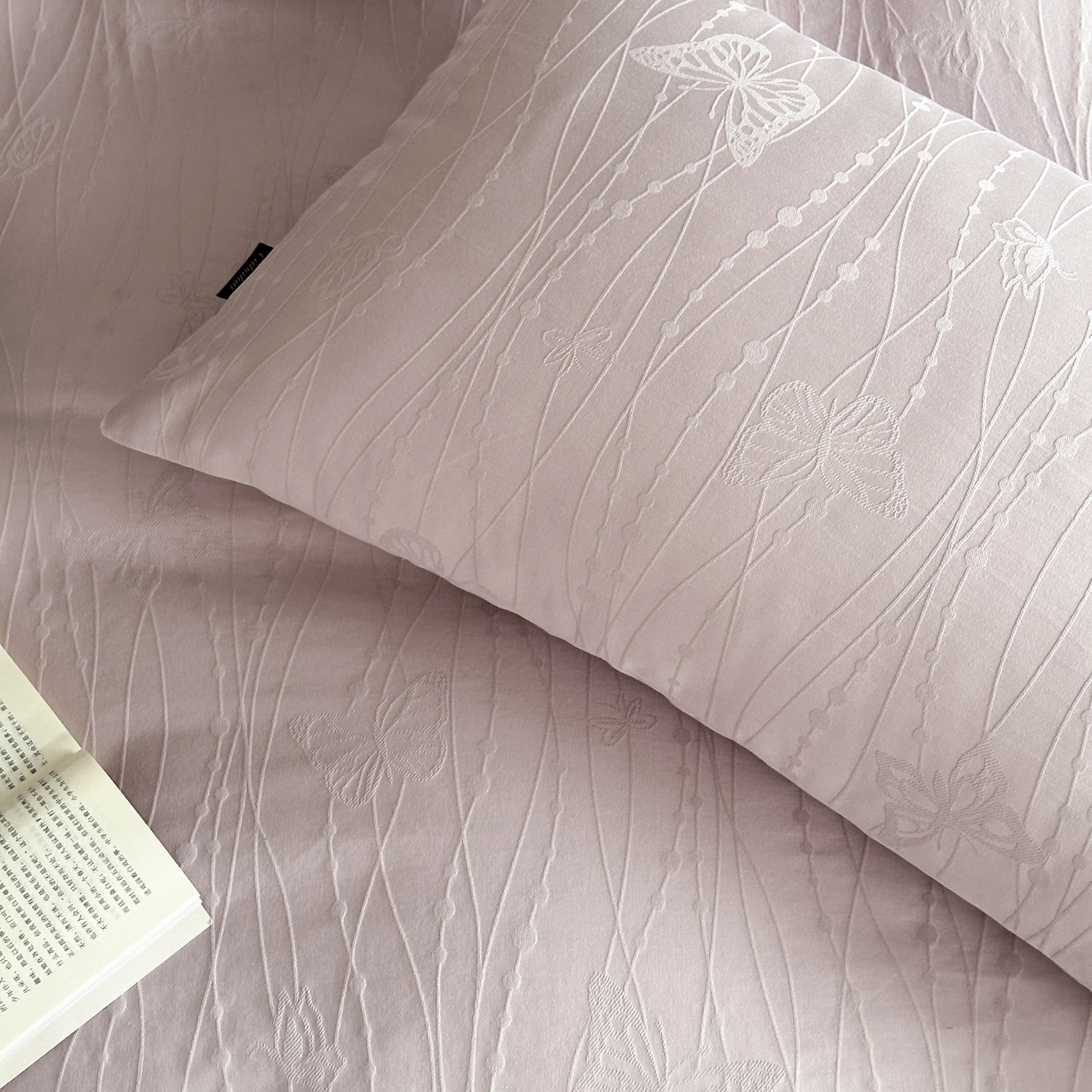 91家纺网 家纺一手货源 找家纺 卡巴伦家纺 2026新款全棉纯棉厚织提花四件套 梦幻福蝶-浪漫紫