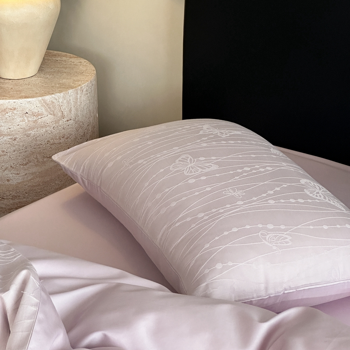 91家纺网 家纺一手货源 找家纺 卡巴伦家纺 2026新款全棉纯棉厚织提花四件套 梦幻福蝶-浪漫紫