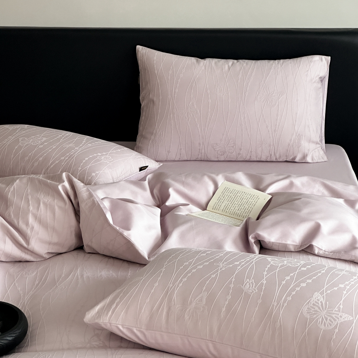 91家纺网 家纺一手货源 找家纺 卡巴伦家纺 2026新款全棉纯棉厚织提花四件套 梦幻福蝶-浪漫紫