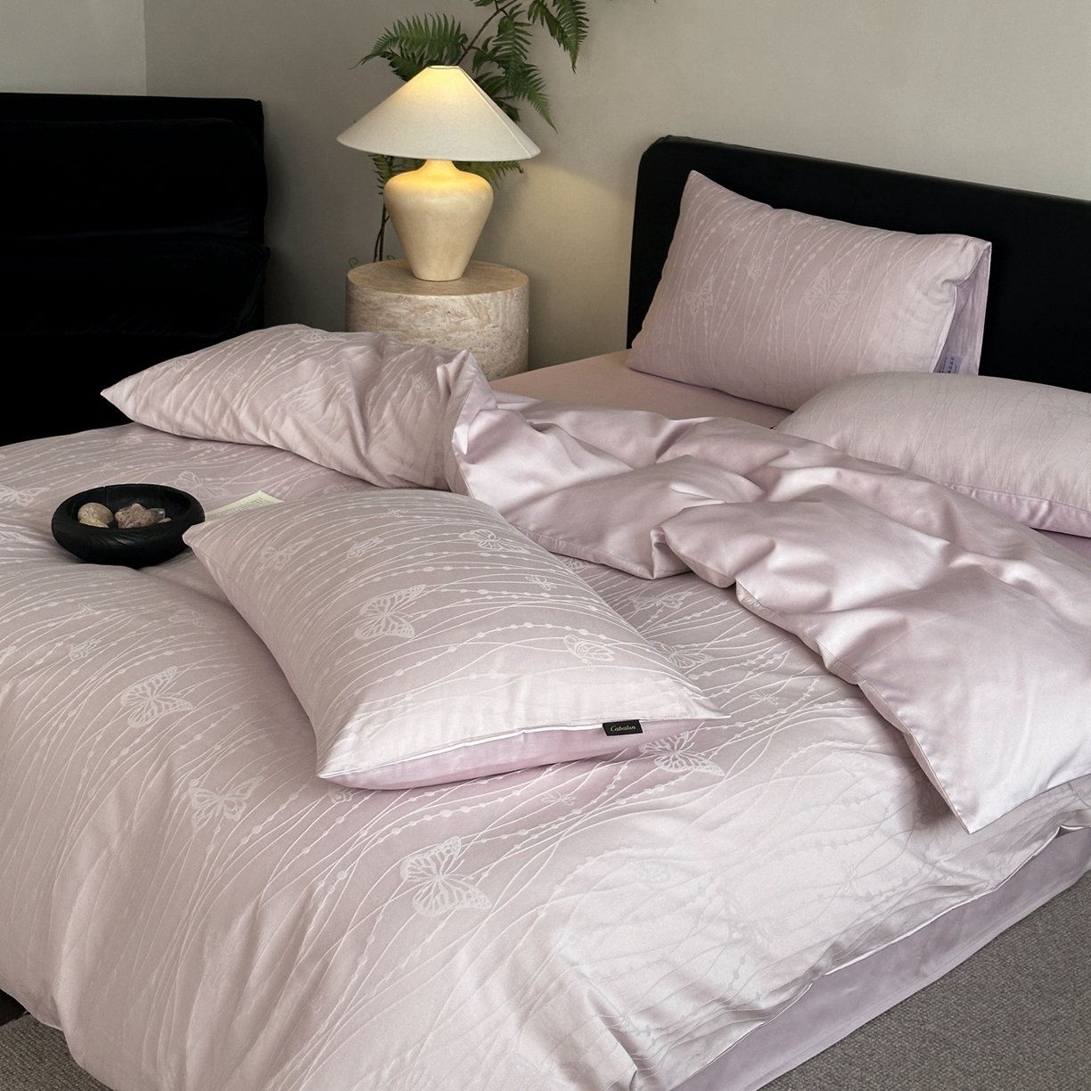 91家纺网 家纺一手货源 找家纺 卡巴伦家纺 2026新款全棉纯棉厚织提花四件套 梦幻福蝶-浪漫紫