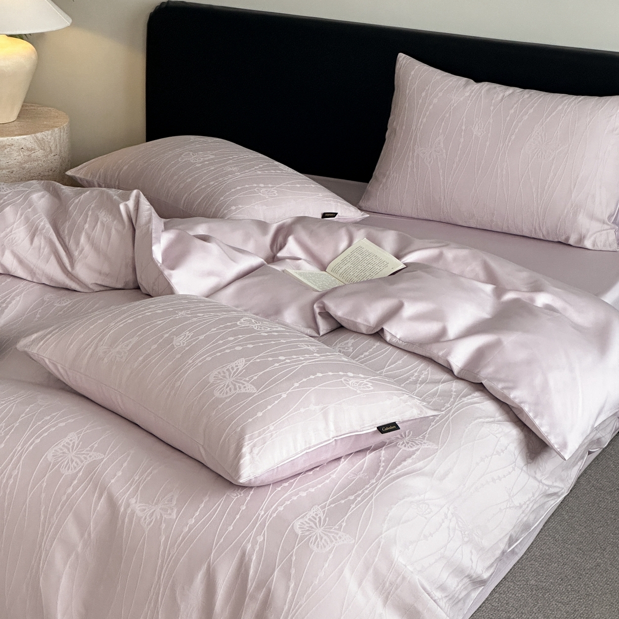 91家纺网 家纺一手货源 找家纺 卡巴伦家纺 2026新款全棉纯棉厚织提花四件套 梦幻福蝶-浪漫紫