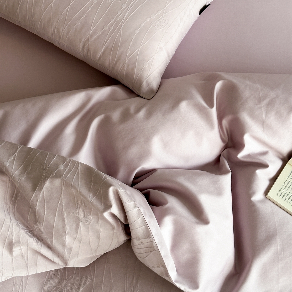 91家纺网 家纺一手货源 找家纺 卡巴伦家纺 2026新款全棉纯棉厚织提花四件套 梦幻福蝶-浪漫紫