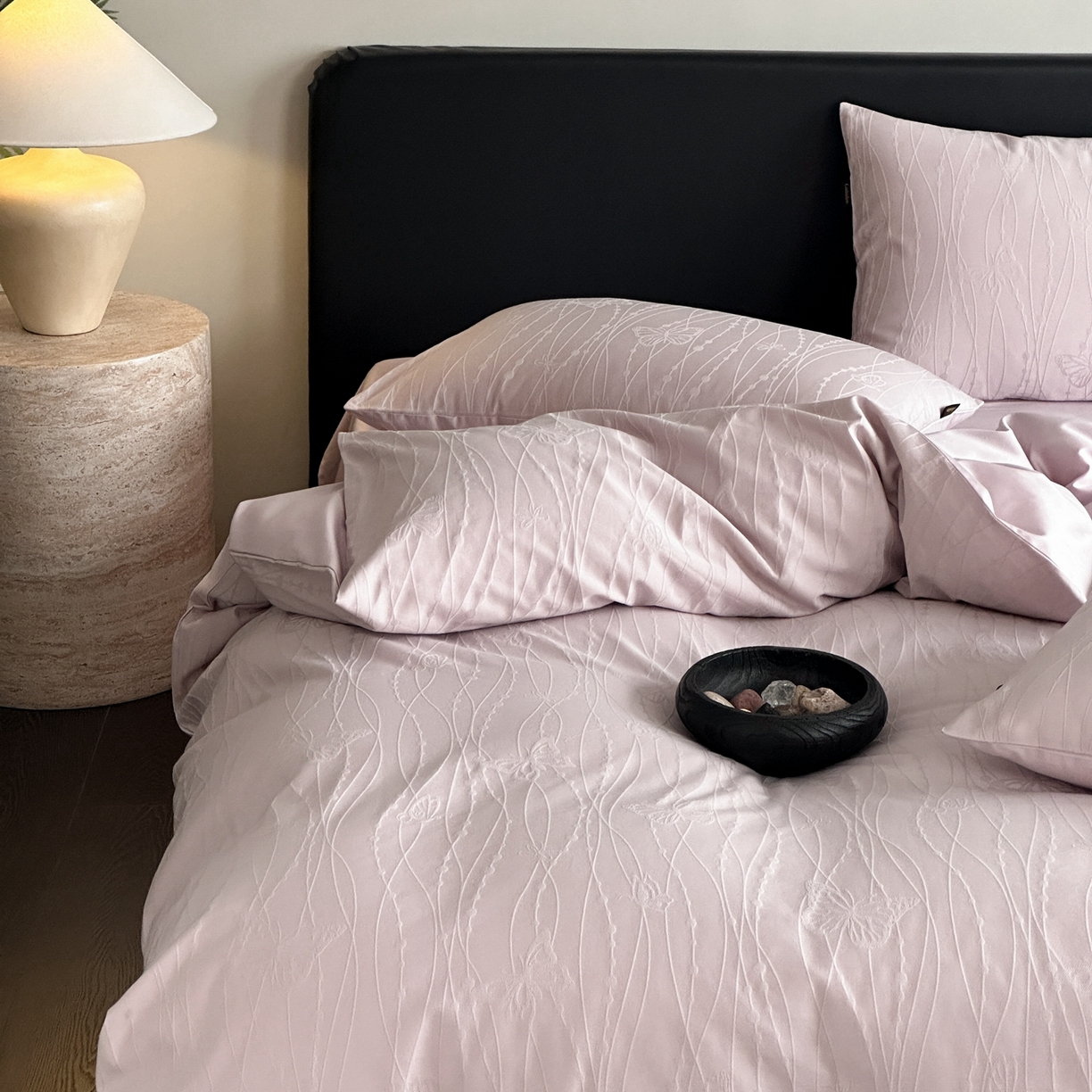 91家纺网 家纺一手货源 找家纺 卡巴伦家纺 2026新款全棉纯棉厚织提花四件套 梦幻福蝶-浪漫紫