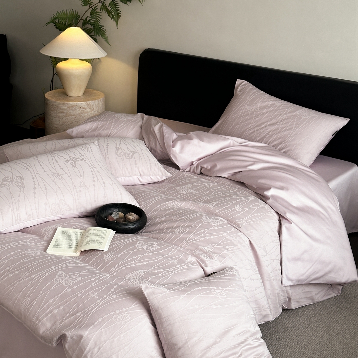 91家纺网 家纺一手货源 找家纺 卡巴伦家纺 2026新款全棉纯棉厚织提花四件套 梦幻福蝶-浪漫紫