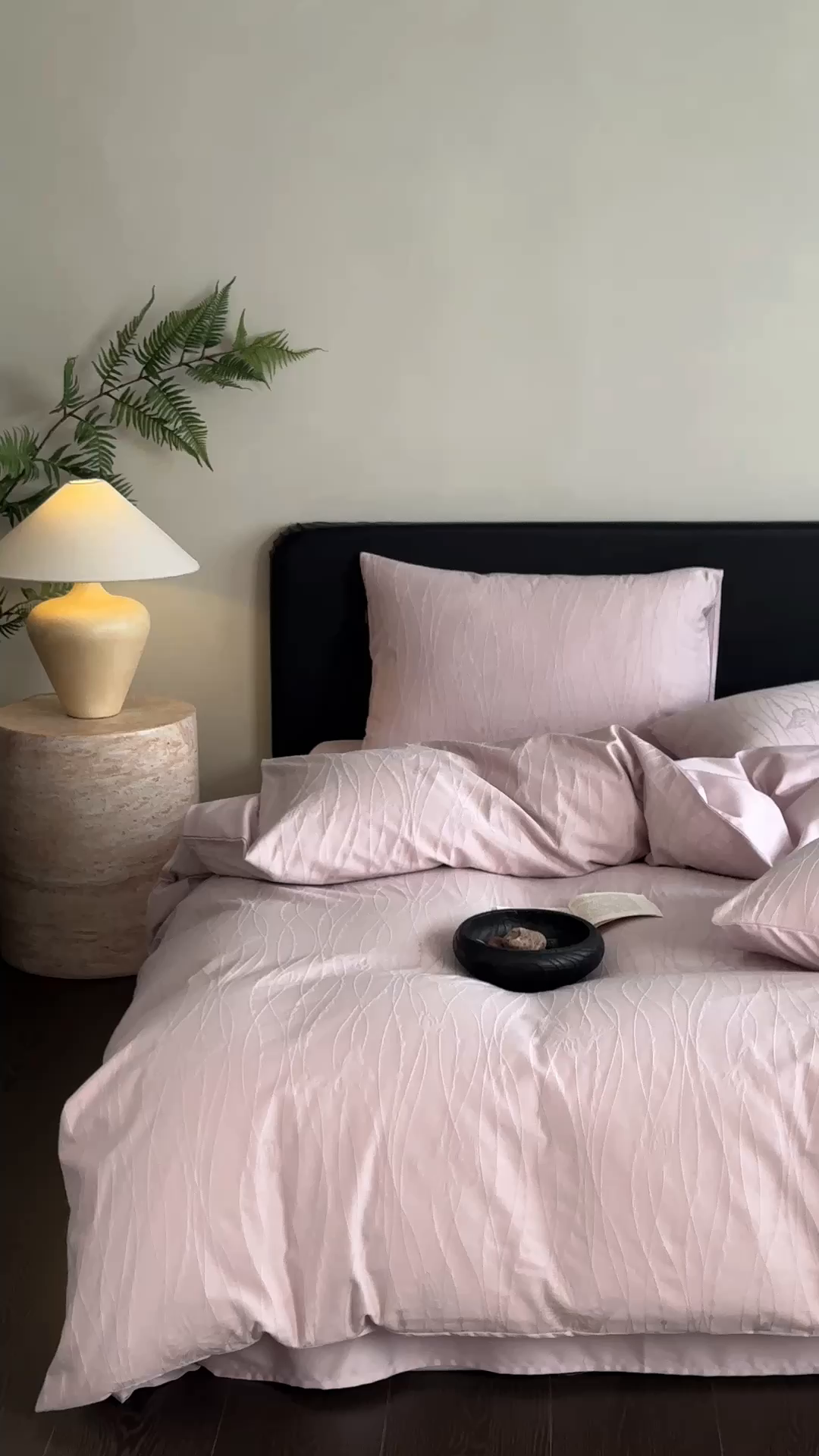 91家纺网 家纺一手货源 找家纺 卡巴伦家纺 2026新款全棉纯棉厚织提花四件套 梦幻福蝶-浪漫紫