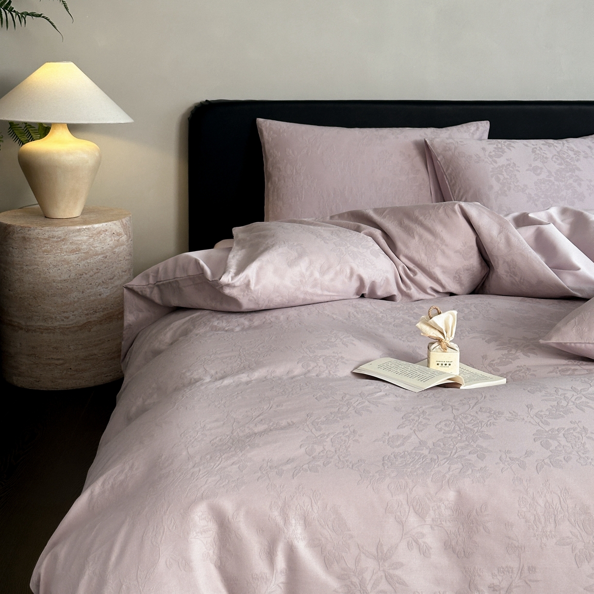 91家纺网 家纺一手货源 找家纺 卡巴伦家纺 2026新款全棉纯棉厚织提花四件套 那年花开-浪漫紫