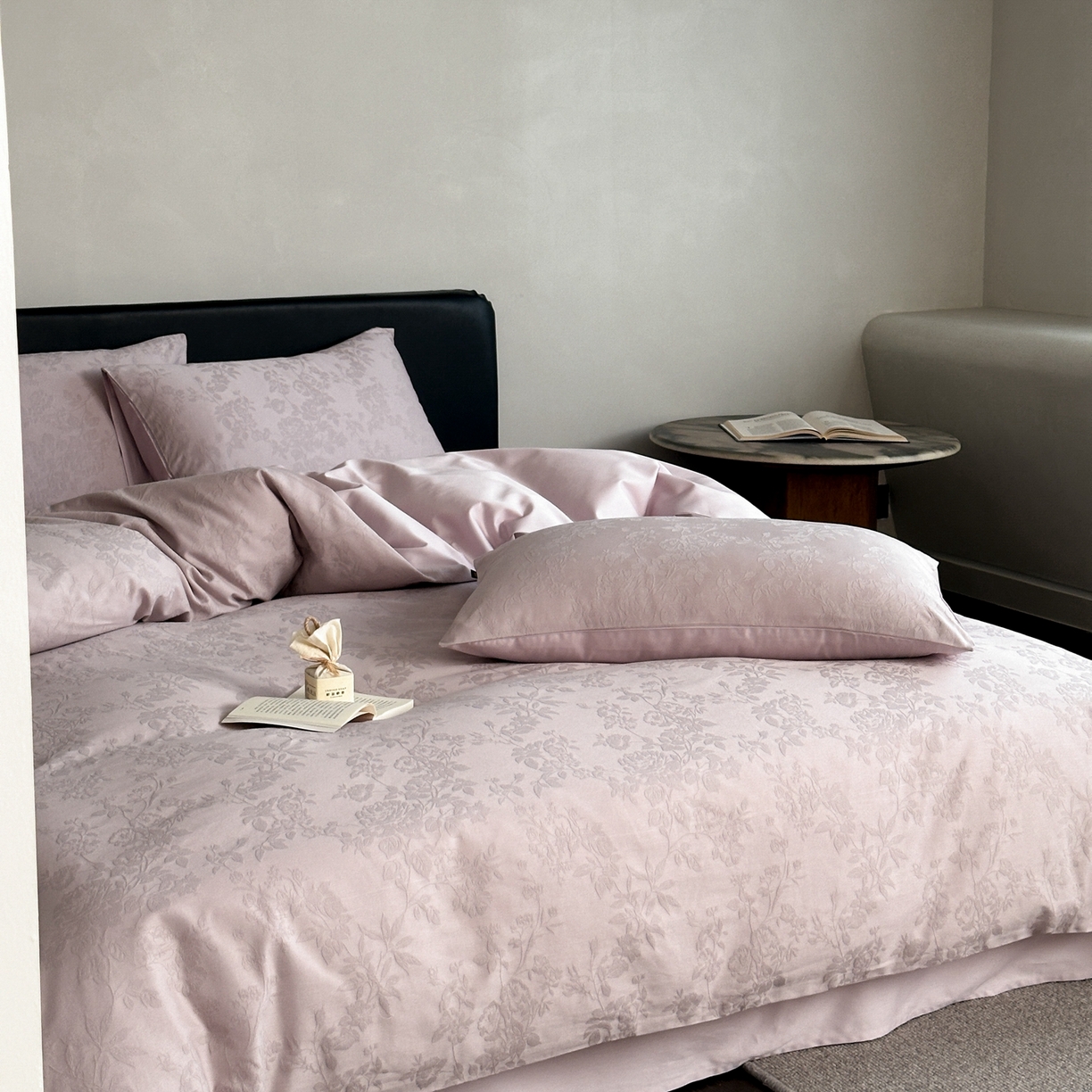 91家纺网 家纺一手货源 找家纺 卡巴伦家纺 2026新款全棉纯棉厚织提花四件套 那年花开-浪漫紫