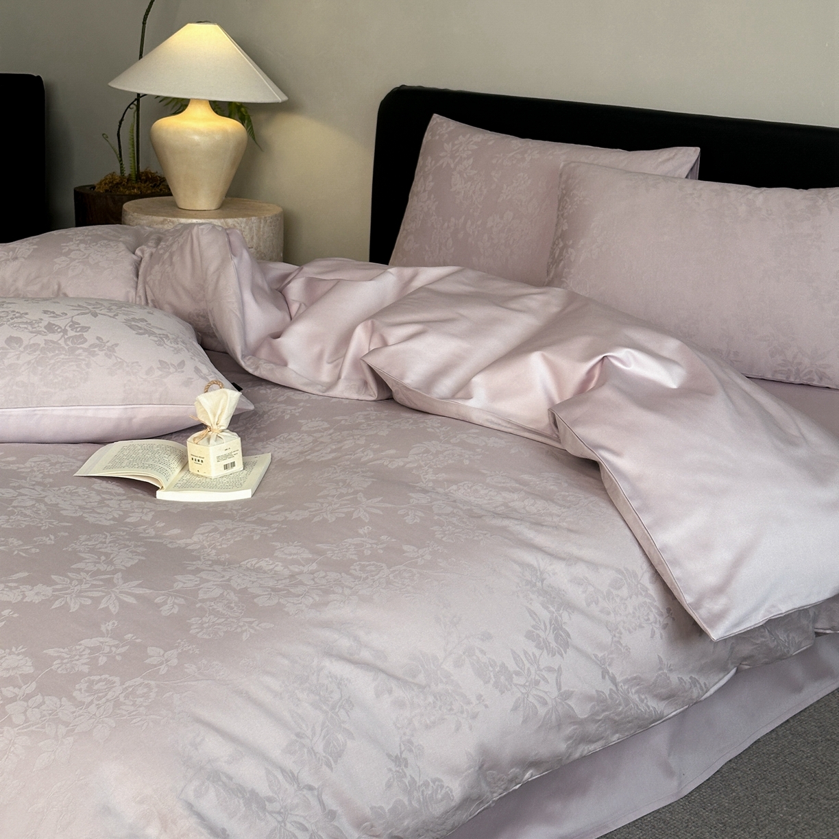 91家纺网 家纺一手货源 找家纺 卡巴伦家纺 2026新款全棉纯棉厚织提花四件套 那年花开-浪漫紫