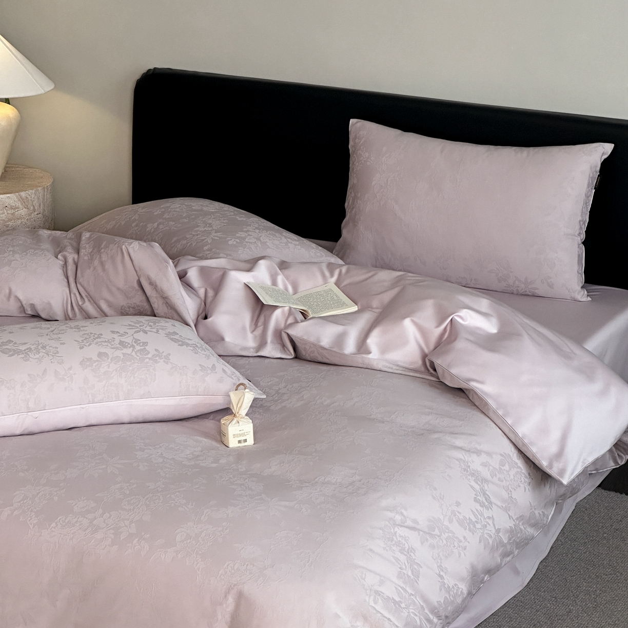 91家纺网 家纺一手货源 找家纺 卡巴伦家纺 2026新款全棉纯棉厚织提花四件套 那年花开-浪漫紫