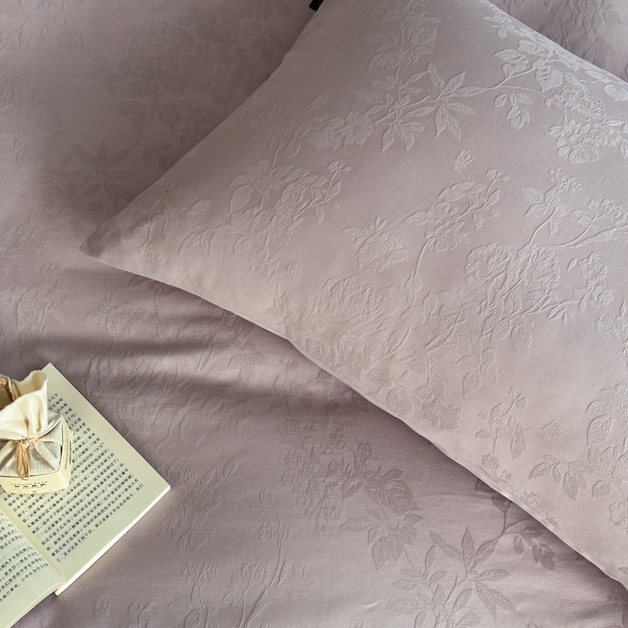 91家纺网 家纺一手货源 找家纺 卡巴伦家纺 2026新款全棉纯棉厚织提花四件套 那年花开-浪漫紫