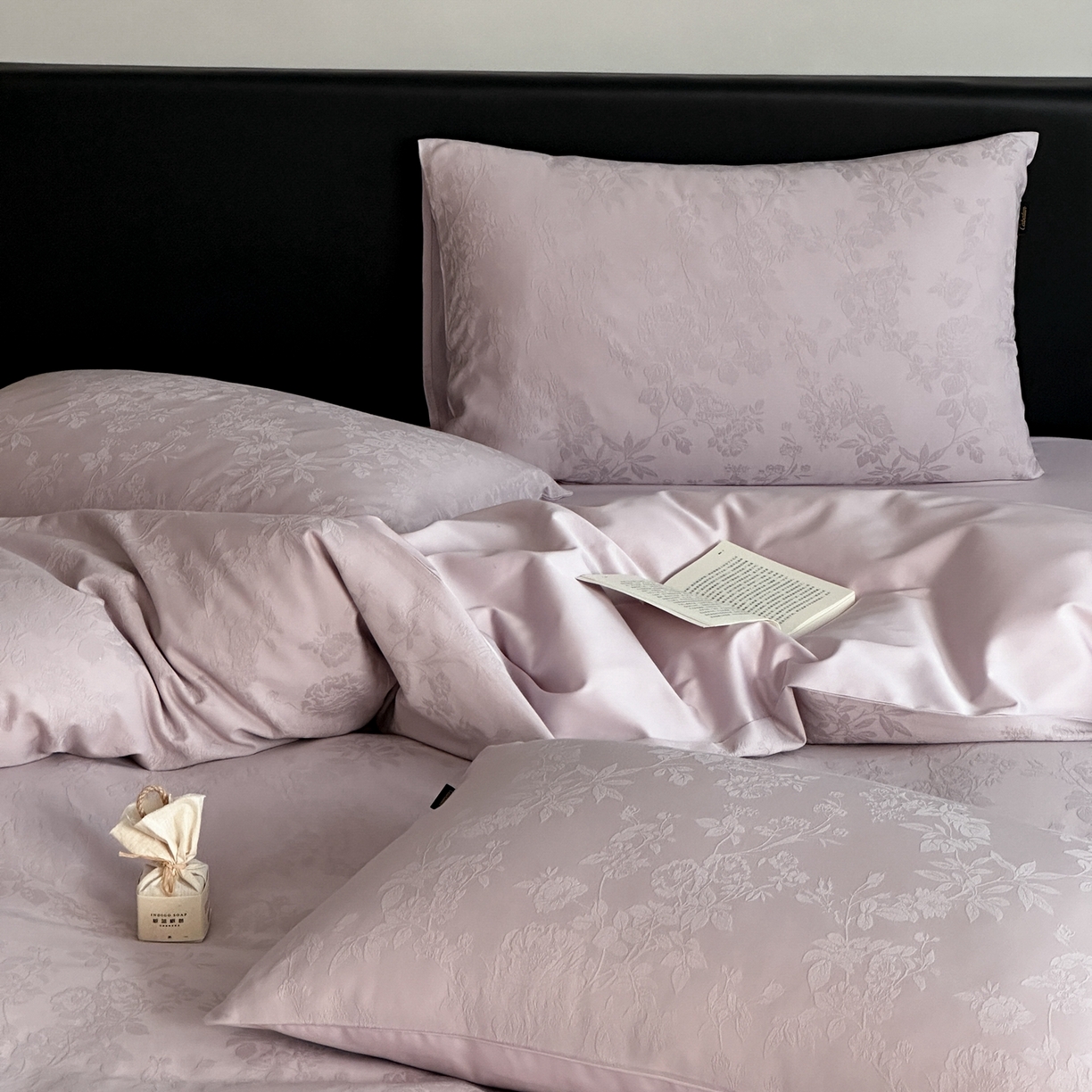 91家纺网 家纺一手货源 找家纺 卡巴伦家纺 2026新款全棉纯棉厚织提花四件套 那年花开-浪漫紫