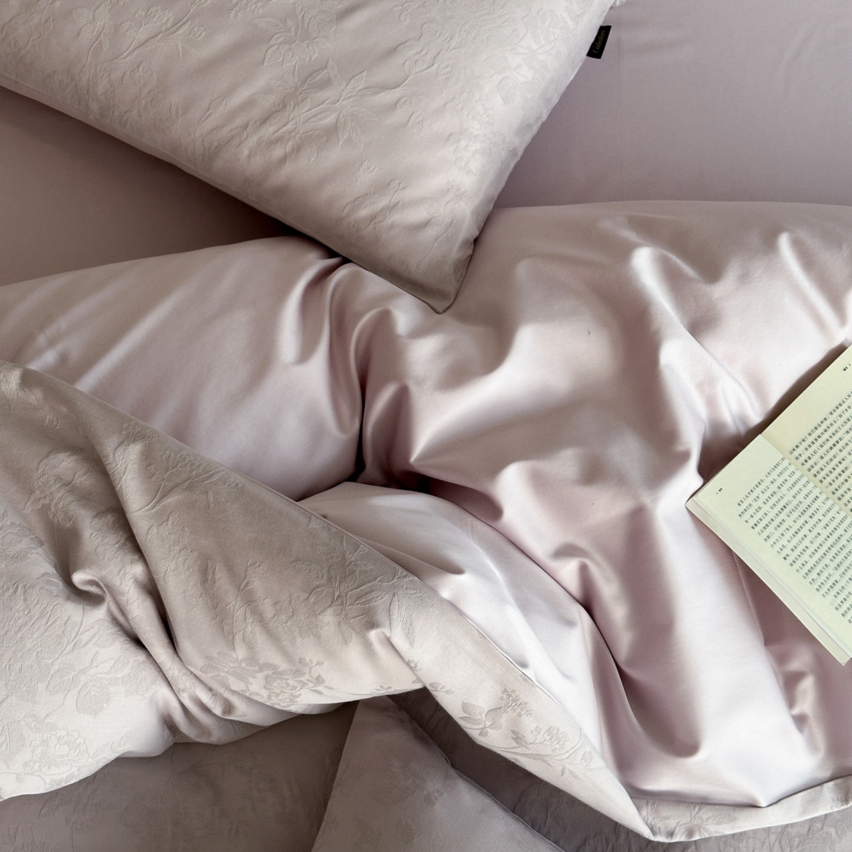 91家纺网 家纺一手货源 找家纺 卡巴伦家纺 2026新款全棉纯棉厚织提花四件套 那年花开-浪漫紫