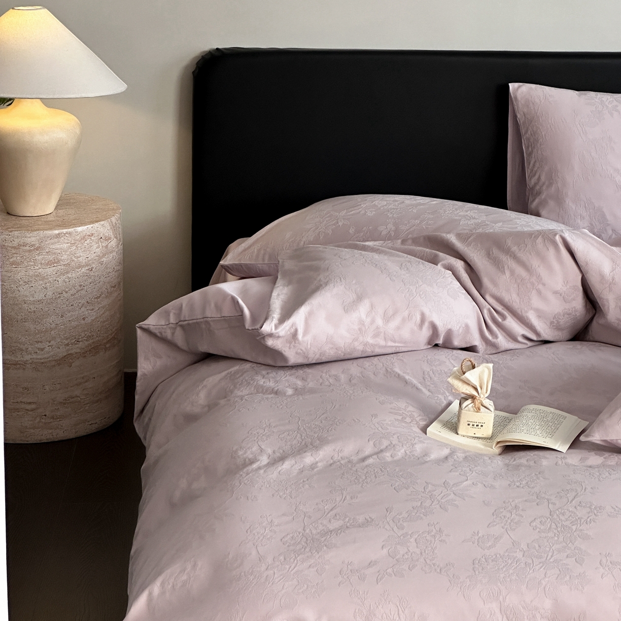 91家纺网 家纺一手货源 找家纺 卡巴伦家纺 2026新款全棉纯棉厚织提花四件套 那年花开-浪漫紫