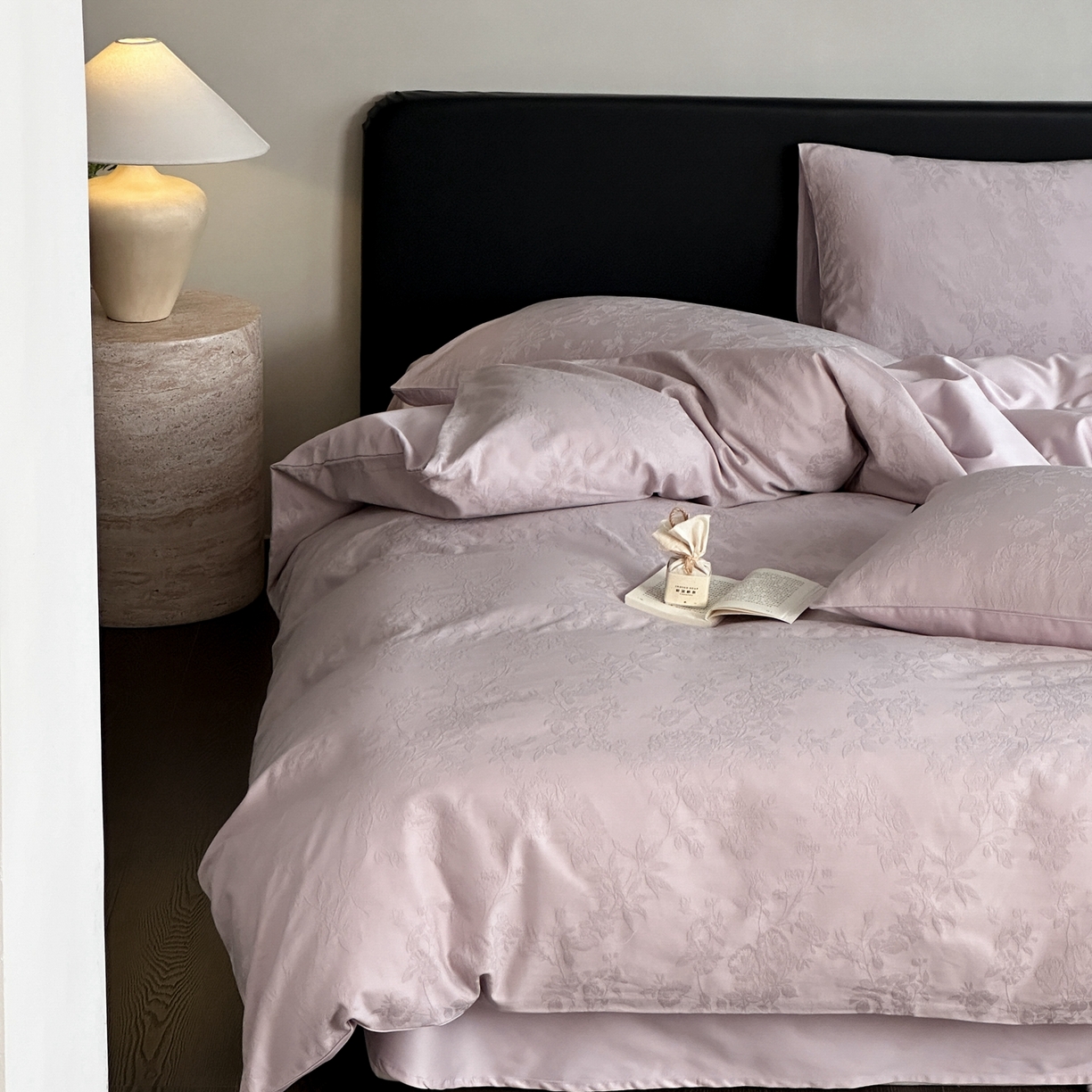 91家纺网 家纺一手货源 找家纺 卡巴伦家纺 2026新款全棉纯棉厚织提花四件套 那年花开-浪漫紫