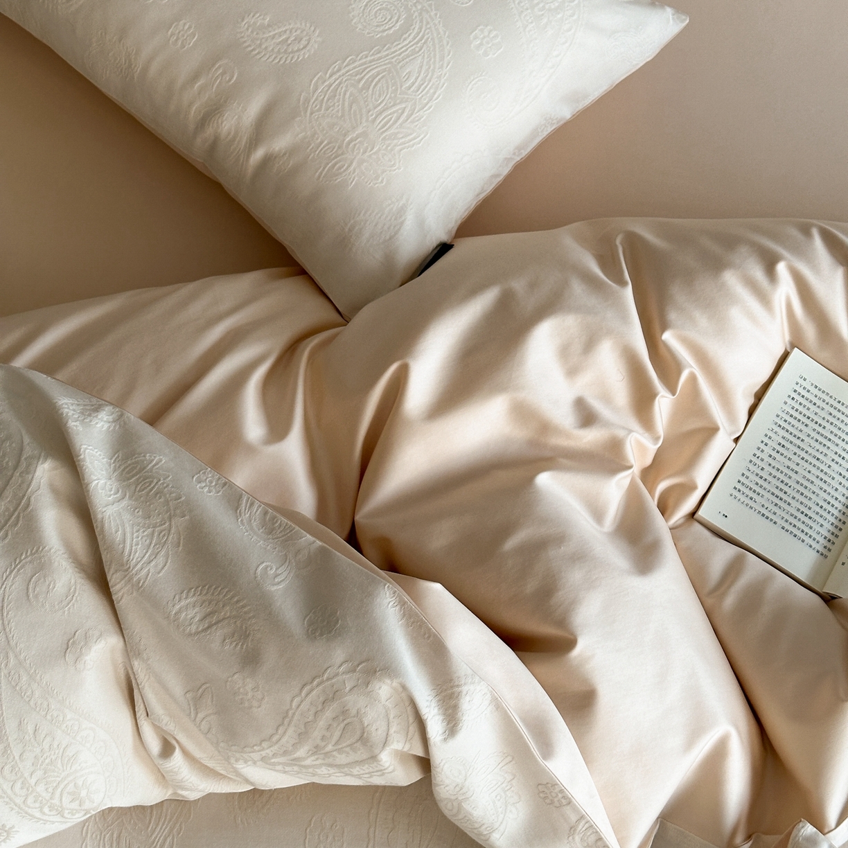 91家纺网 家纺一手货源 找家纺 卡巴伦家纺 2026新款全棉纯棉厚织提花四件套 佩斯利-奶茶