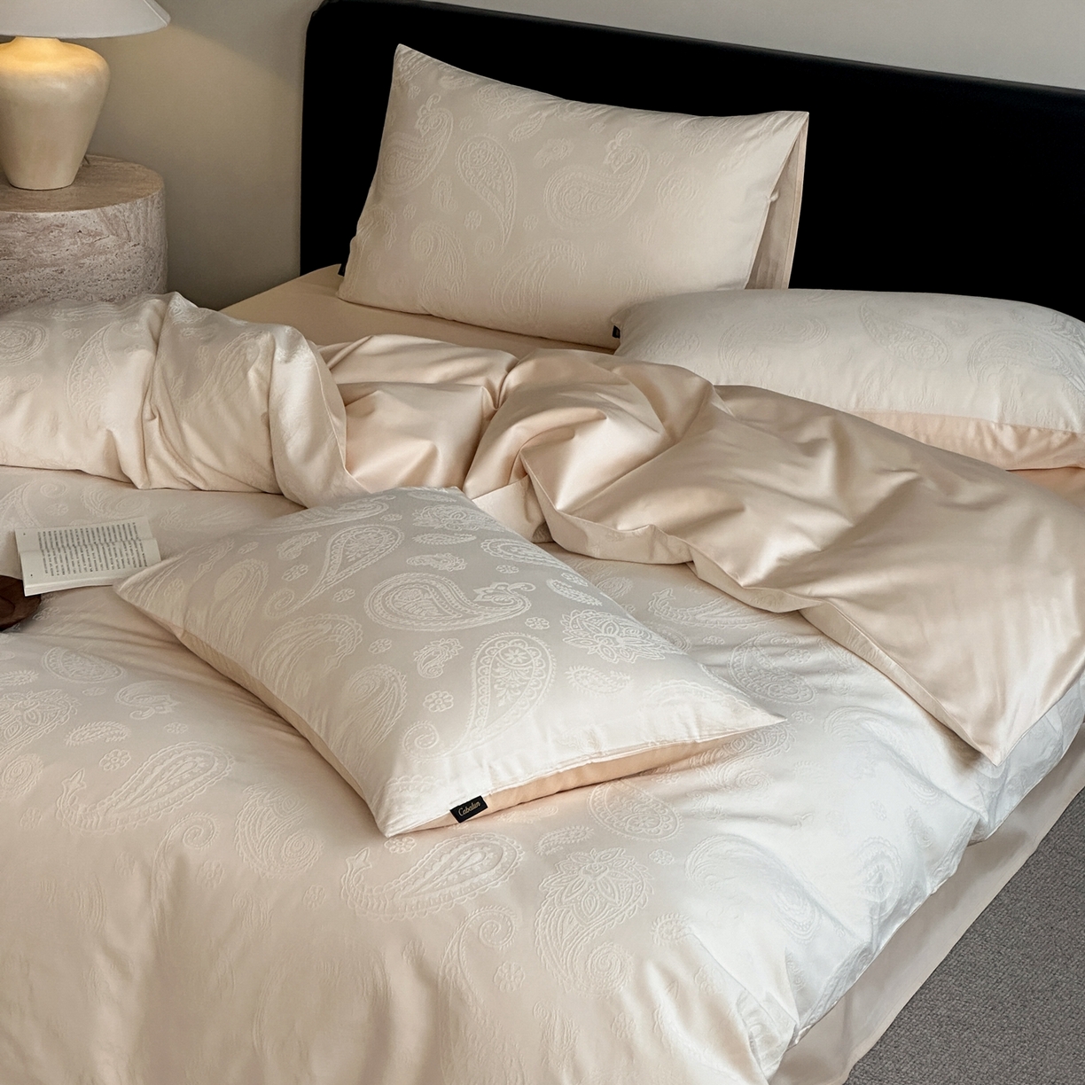 91家纺网 家纺一手货源 找家纺 卡巴伦家纺 2026新款全棉纯棉厚织提花四件套 佩斯利-奶茶