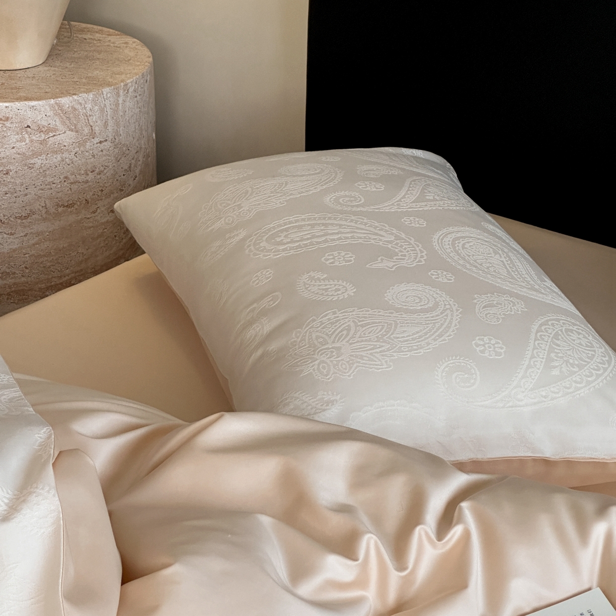 91家纺网 家纺一手货源 找家纺 卡巴伦家纺 2026新款全棉纯棉厚织提花四件套 佩斯利-奶茶