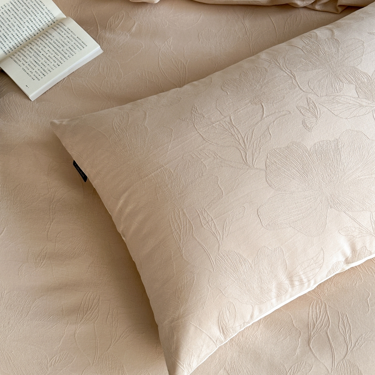 91家纺网 家纺一手货源 找家纺 卡巴伦家纺 2026新款全棉纯棉厚织提花四件套 雅初-奶茶