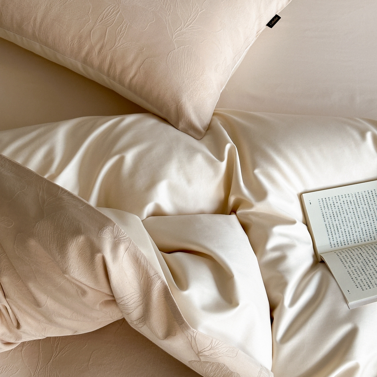 91家纺网 家纺一手货源 找家纺 卡巴伦家纺 2026新款全棉纯棉厚织提花四件套 雅初-奶茶