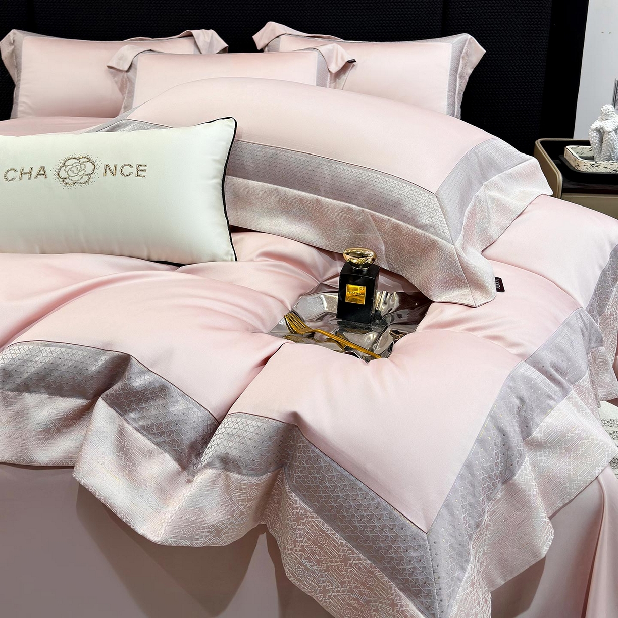 91家纺网 家纺一手货源 找家纺  2026新品高端轻奢风A类贡缎长绒棉四件套纯棉重工刺绣被套床单高级感床笠床上用品-格拉芙 格拉芙-芸粉