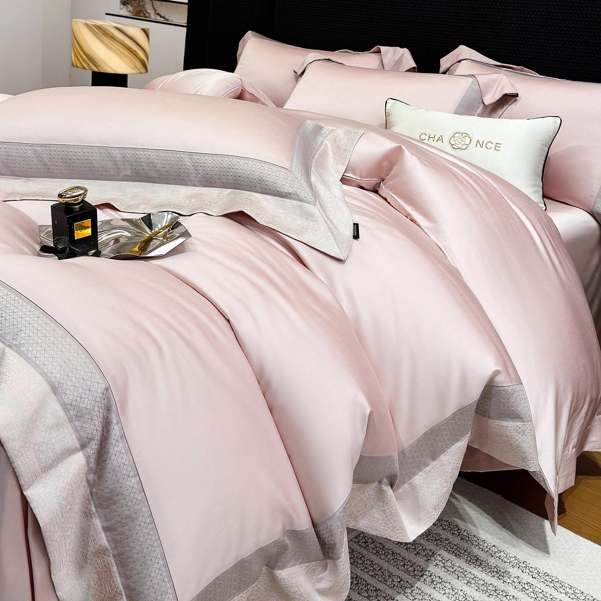 91家纺网 家纺一手货源 找家纺  2026新款高端轻奢风A类贡缎长绒棉四件套纯棉重工刺绣被套床单高级感床笠床上用品 格拉芙-芸粉