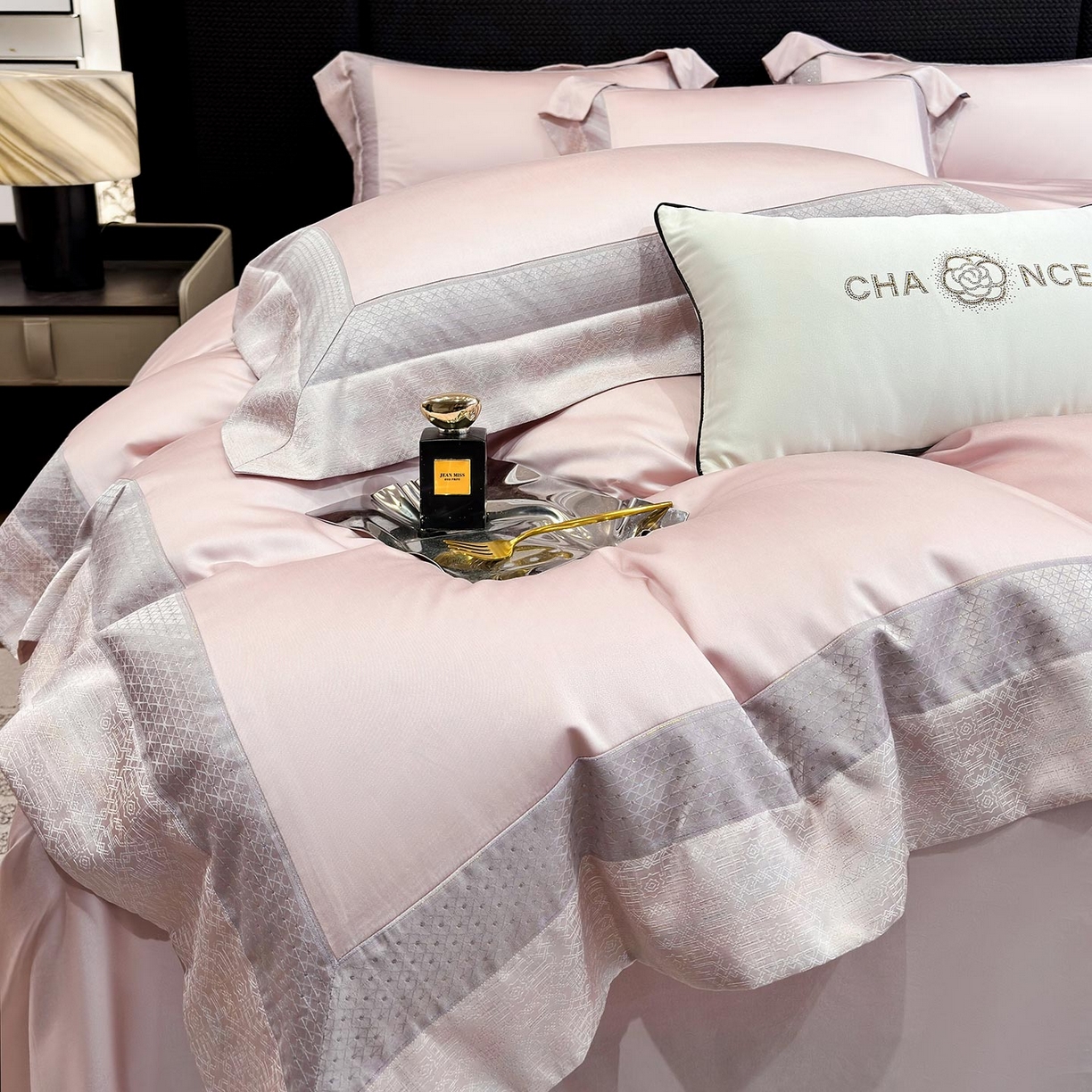 91家纺网 家纺一手货源 找家纺  2026新款高端轻奢风A类贡缎长绒棉四件套纯棉重工刺绣被套床单高级感床笠床上用品 格拉芙-芸粉