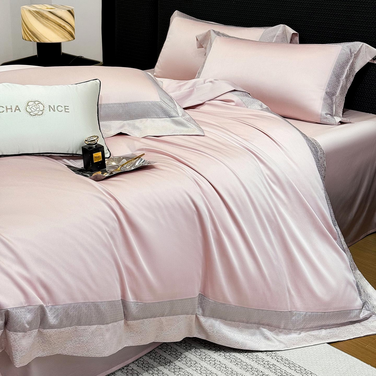 91家纺网 家纺一手货源 找家纺  2026新款高端轻奢风A类贡缎长绒棉四件套纯棉重工刺绣被套床单高级感床笠床上用品 格拉芙-芸粉