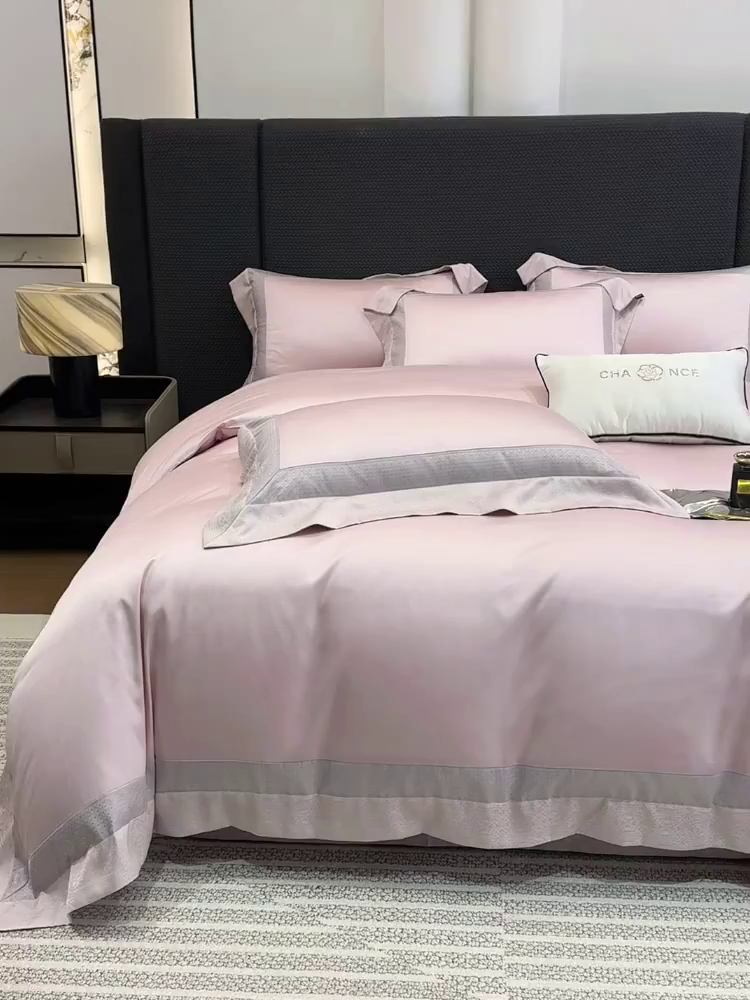 91家纺网 家纺一手货源 找家纺  2026新款高端轻奢风A类贡缎长绒棉四件套纯棉重工刺绣被套床单高级感床笠床上用品 格拉芙-芸粉