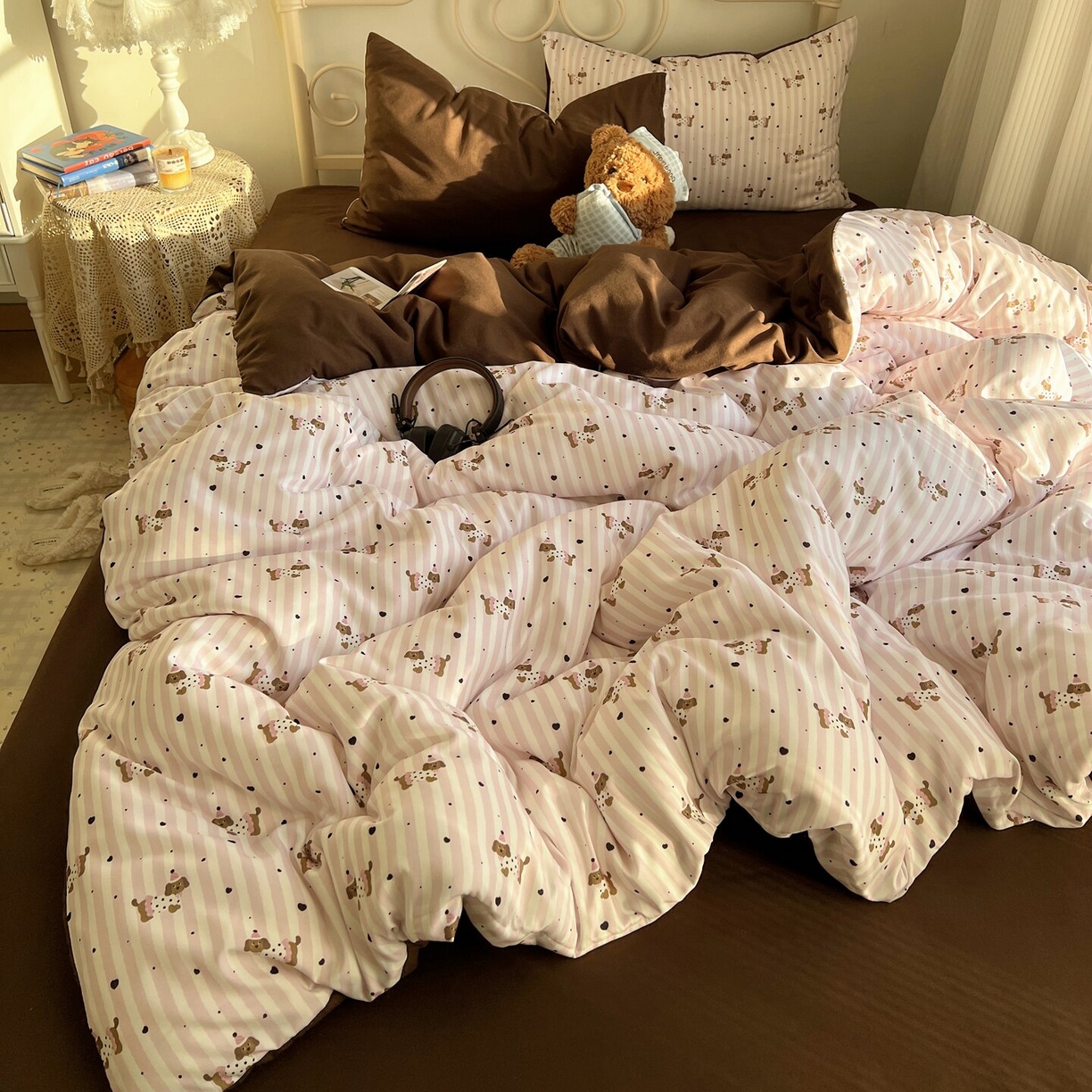 91家纺网 家纺一手货源 找家纺 繁花家居 2026简单款水洗棉四件套学生床三件套 咖腊肠狗