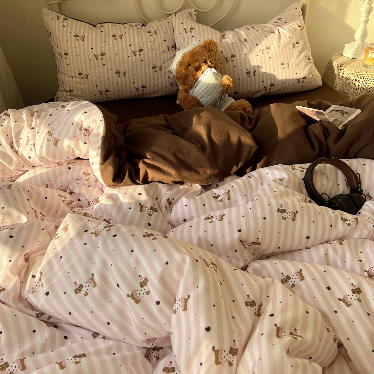 91家纺网 家纺一手货源 找家纺 繁花家居 2026简单款水洗棉四件套学生床三件套 咖腊肠狗