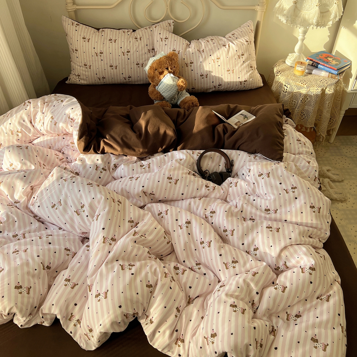 91家纺网 家纺一手货源 找家纺 繁花家居 2026简单款水洗棉四件套学生床三件套 咖腊肠狗