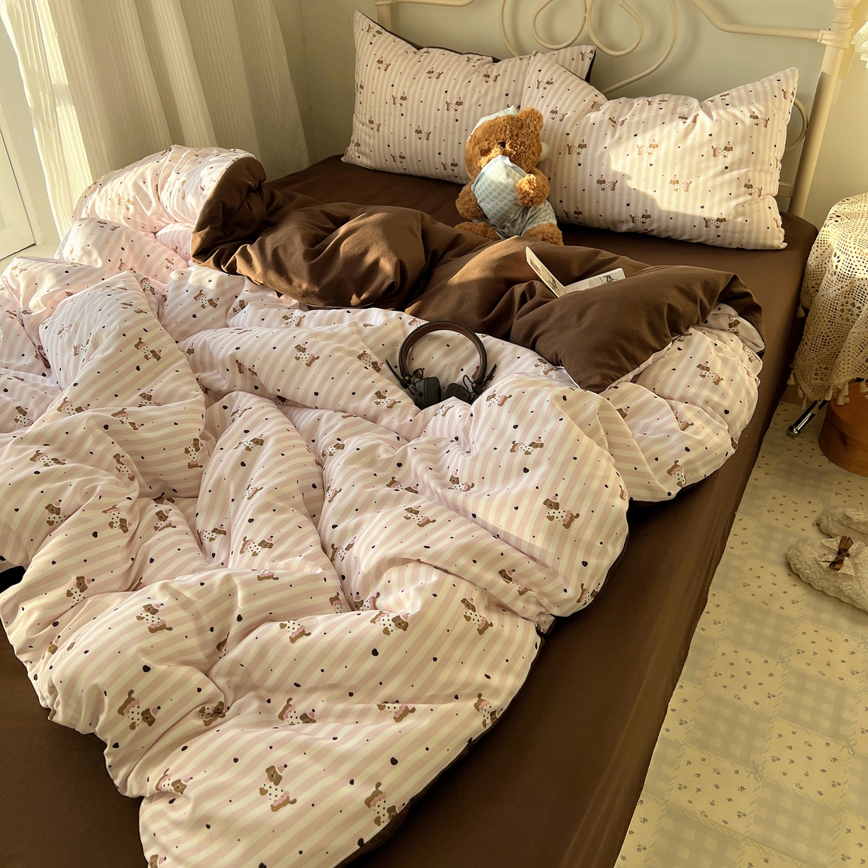 91家纺网 家纺一手货源 找家纺 繁花家居 2026简单款水洗棉四件套学生床三件套 咖腊肠狗