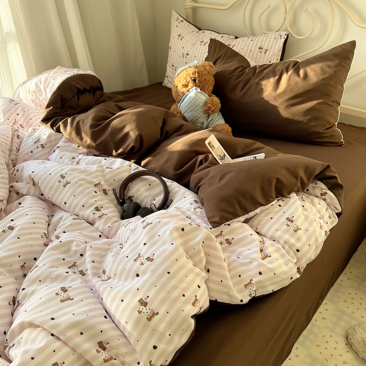 91家纺网 家纺一手货源 找家纺 繁花家居 2026简单款水洗棉四件套学生床三件套 咖腊肠狗