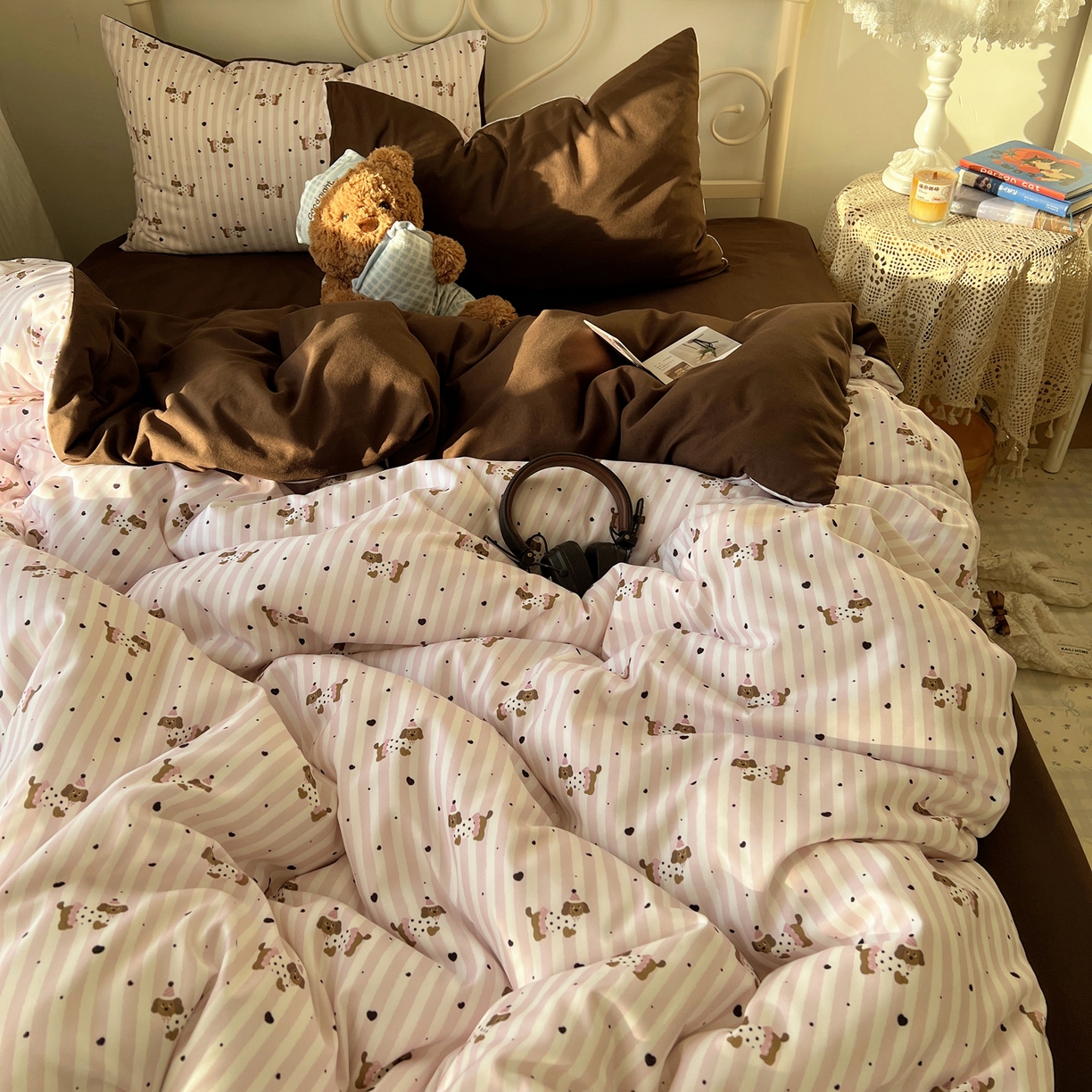 91家纺网 家纺一手货源 找家纺 繁花家居 2026简单款水洗棉四件套学生床三件套 咖腊肠狗