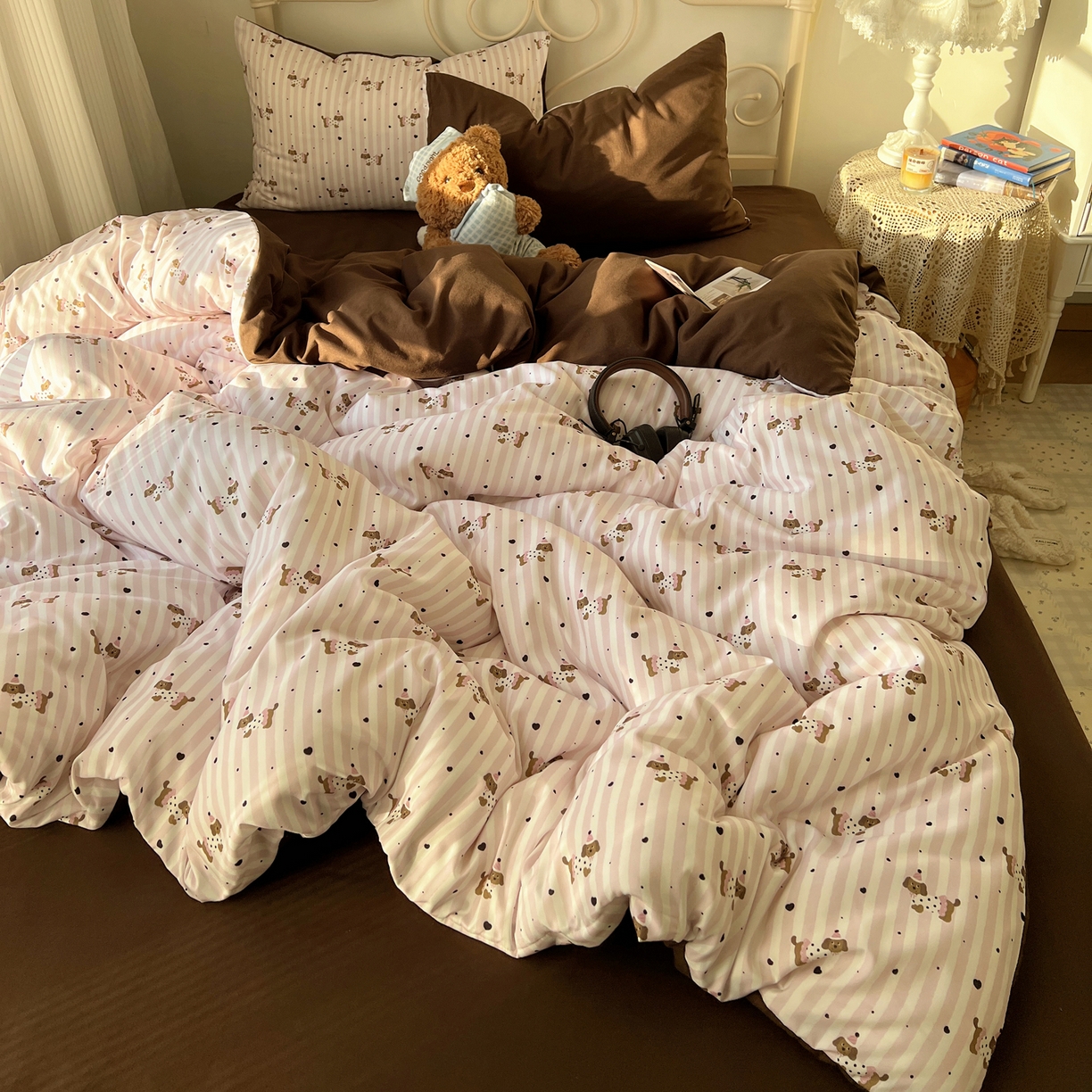 91家纺网 家纺一手货源 找家纺 繁花家居 2026简单款水洗棉四件套学生床三件套 咖腊肠狗