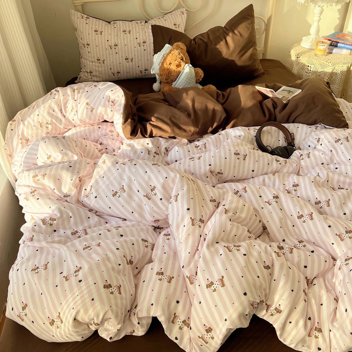 91家纺网 家纺一手货源 找家纺 繁花家居 2026简单款水洗棉四件套学生床三件套 咖腊肠狗