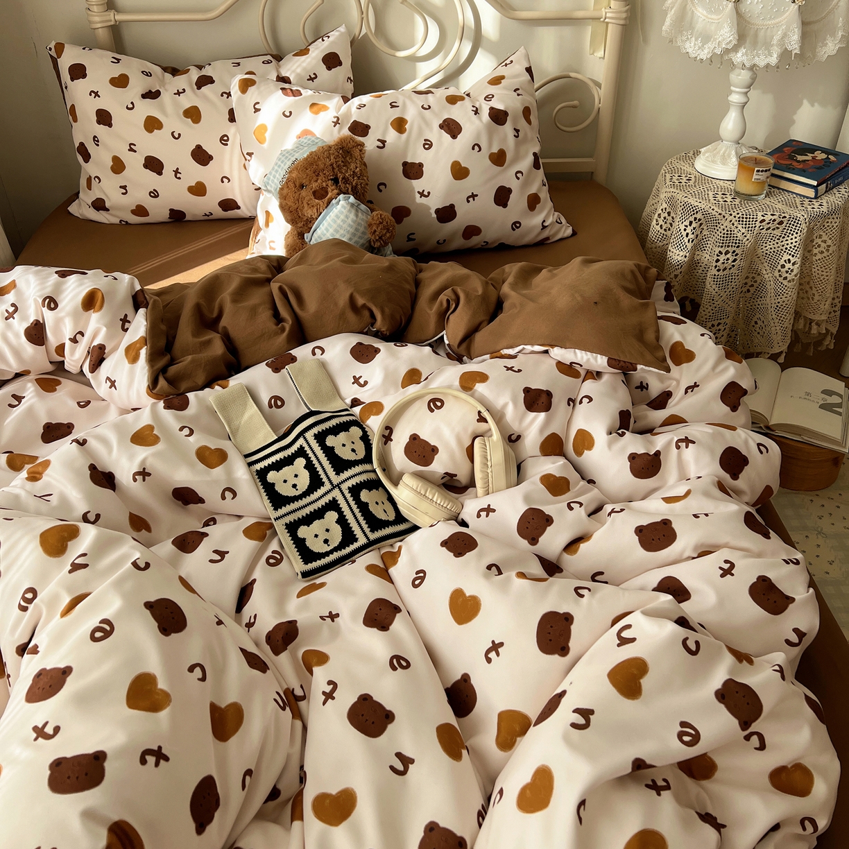 91家纺网 家纺一手货源 找家纺 繁花家居 2026简单款水洗棉四件套学生床三件套 咖心小熊