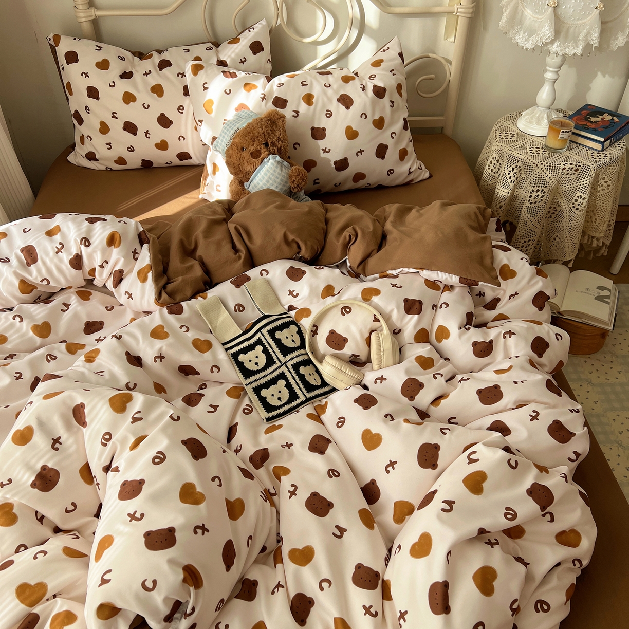 91家纺网 家纺一手货源 找家纺 繁花家居 2026简单款水洗棉四件套学生床三件套 咖心小熊