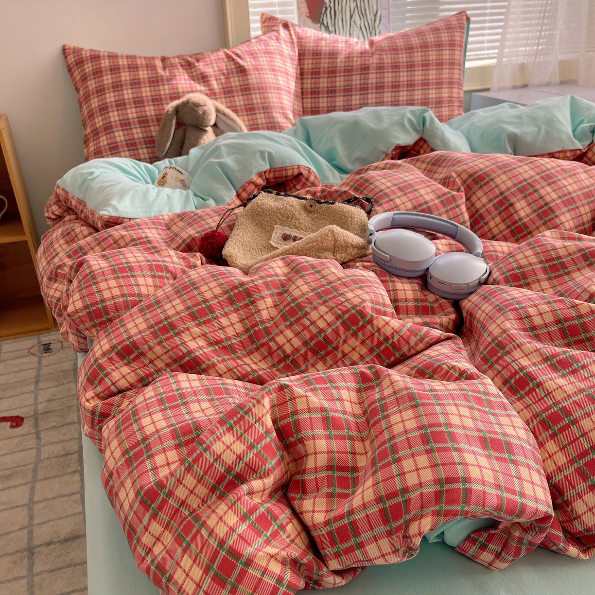 91家纺网 家纺一手货源 找家纺 繁花家居 2026简单款水洗棉四件套学生床三件套 红格撞青