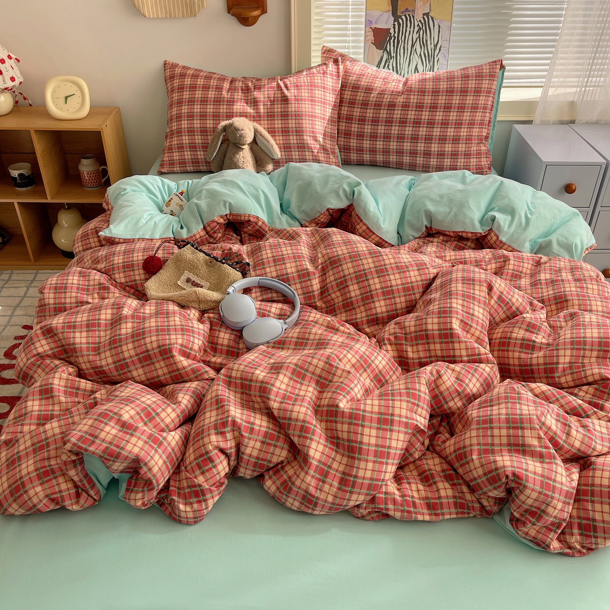 91家纺网 家纺一手货源 找家纺 繁花家居 2026简单款水洗棉四件套学生床三件套 红格撞青