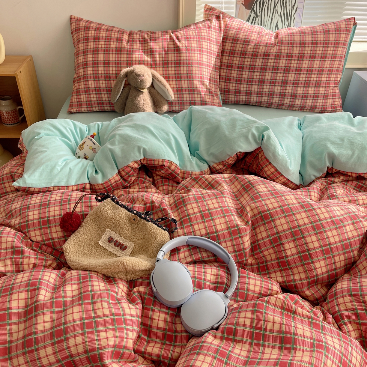 91家纺网 家纺一手货源 找家纺 繁花家居 2026简单款水洗棉四件套学生床三件套 红格撞青