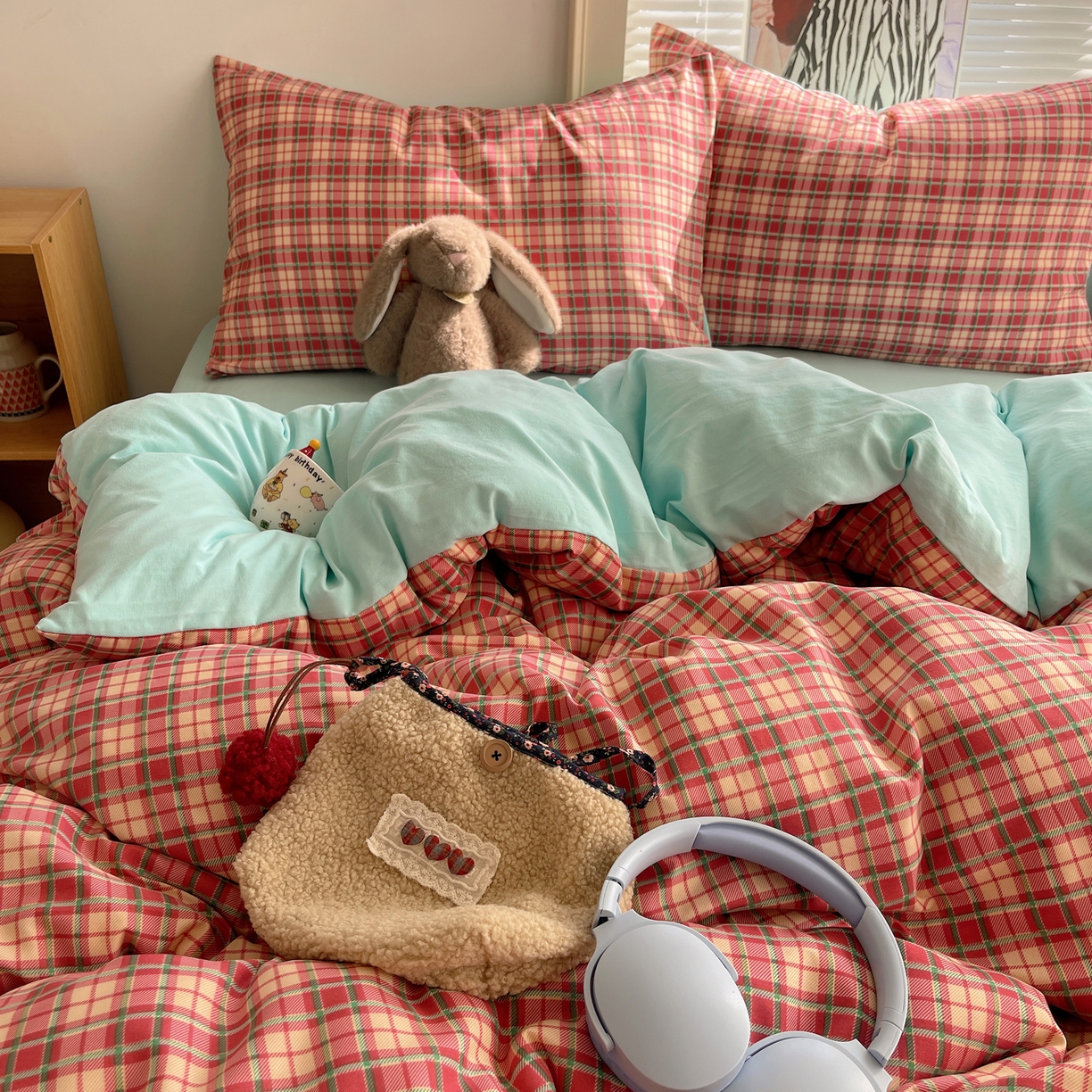 91家纺网 家纺一手货源 找家纺 繁花家居 2026简单款水洗棉四件套学生床三件套 红格撞青